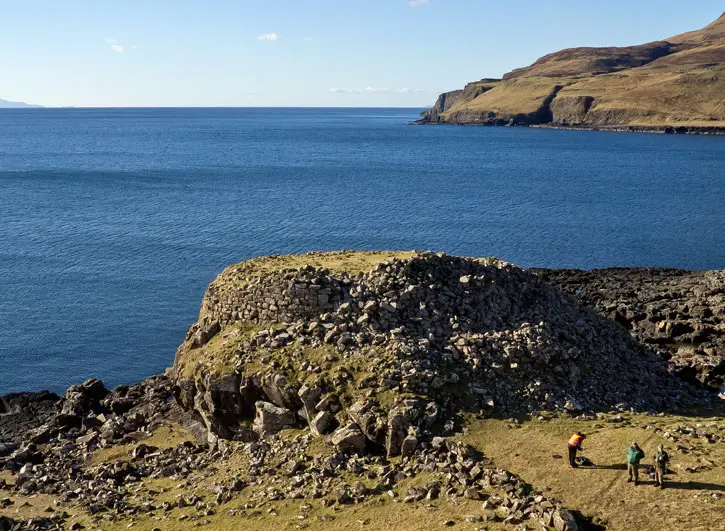 The ruins of Kraiknish Dun with the sea in the background